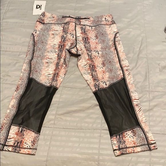 KI Features Pants - KI Features Workout crops with mesh